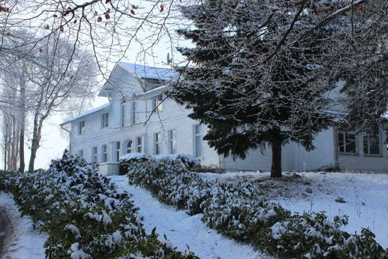 Hotel-Weißes-Schloß-im-Winter